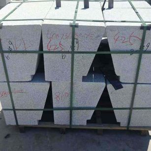 鹰潭 芝麻白异形坐凳，石凳