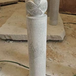 鹰潭 芝麻白花岗岩石材挡车石柱、停车柱、圆柱挡车柱、方柱挡车柱等