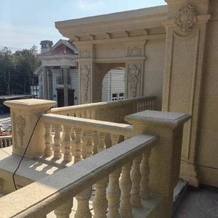 鹰潭 黄金麻别墅外墙干挂雕花配合阳台栏杆花瓶柱