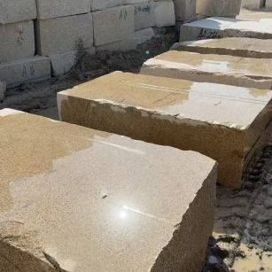 鹰潭 黄金麻方料堆场洗料分选中，原材料充足