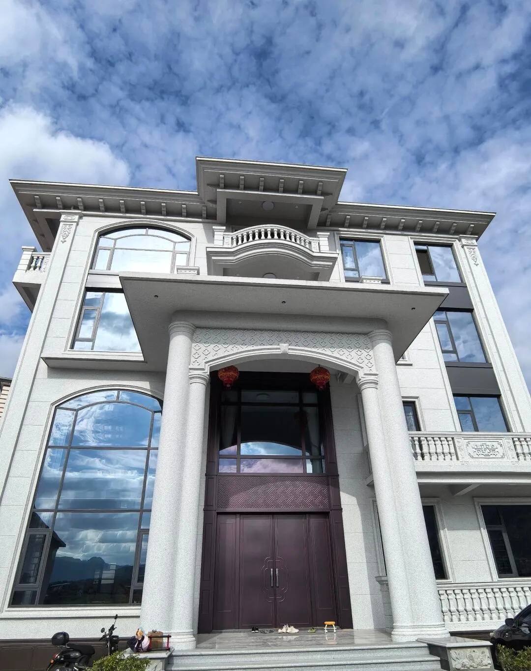 鹰潭白麻别墅外墙干挂石材效果示例