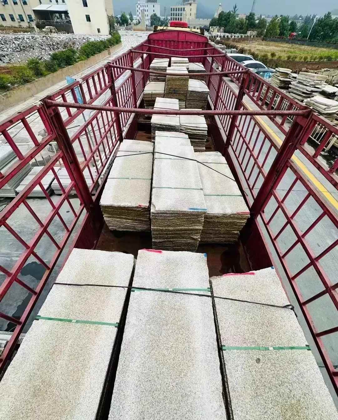 鹰潭 黄金麻花岗岩荔枝面，光面毛板装车完成