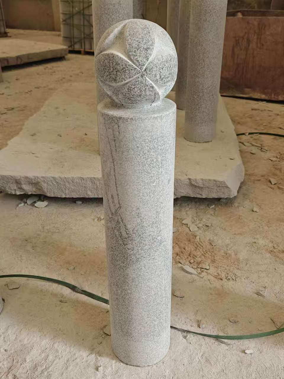 鹰潭 芝麻白花岗岩石材挡车石柱、停车柱、圆柱挡车柱、方柱挡车柱等