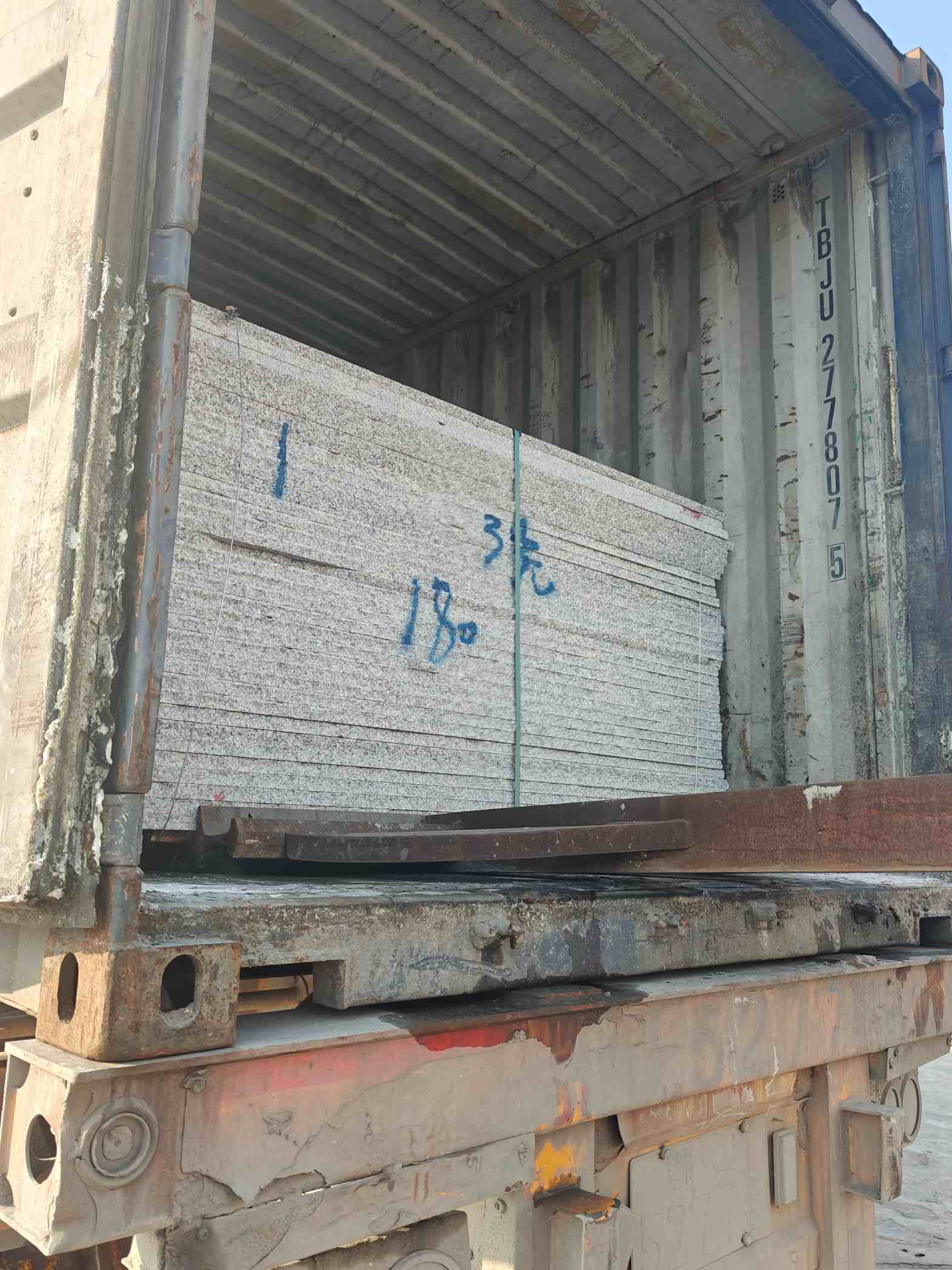 鹰潭 芝麻白花岗岩石材3.0公分光面毛板装柜出货