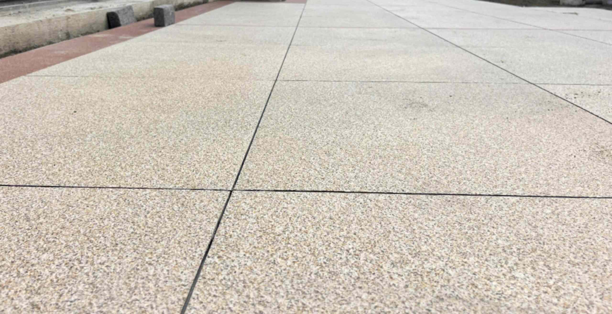 鹰潭 黄金麻花岗岩石板材荔枝面地面铺装效果