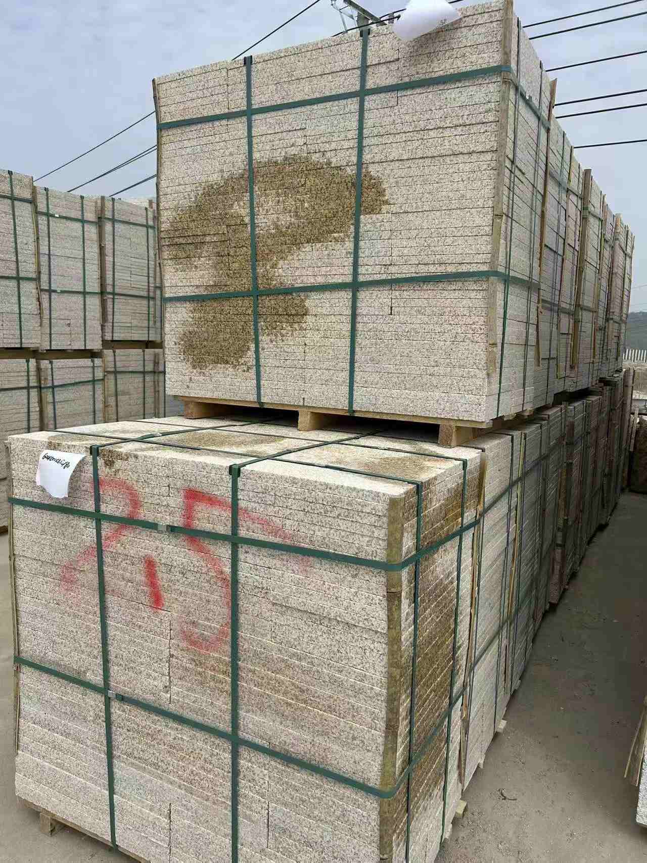 鹰潭 黄金麻花岗岩石材荔枝面地铺石2.5*300*600