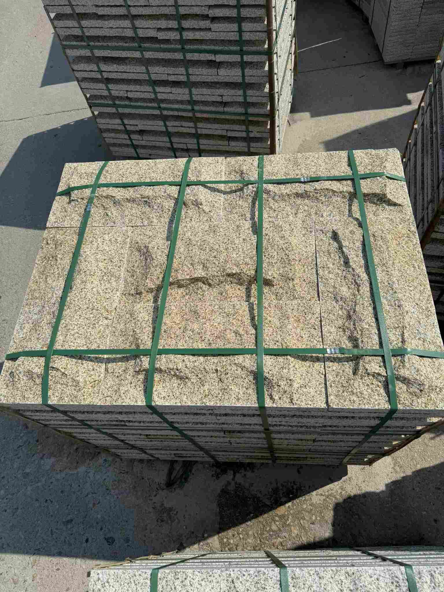 鹰潭 黄金麻花岗岩石材自然面蘑菇石成品