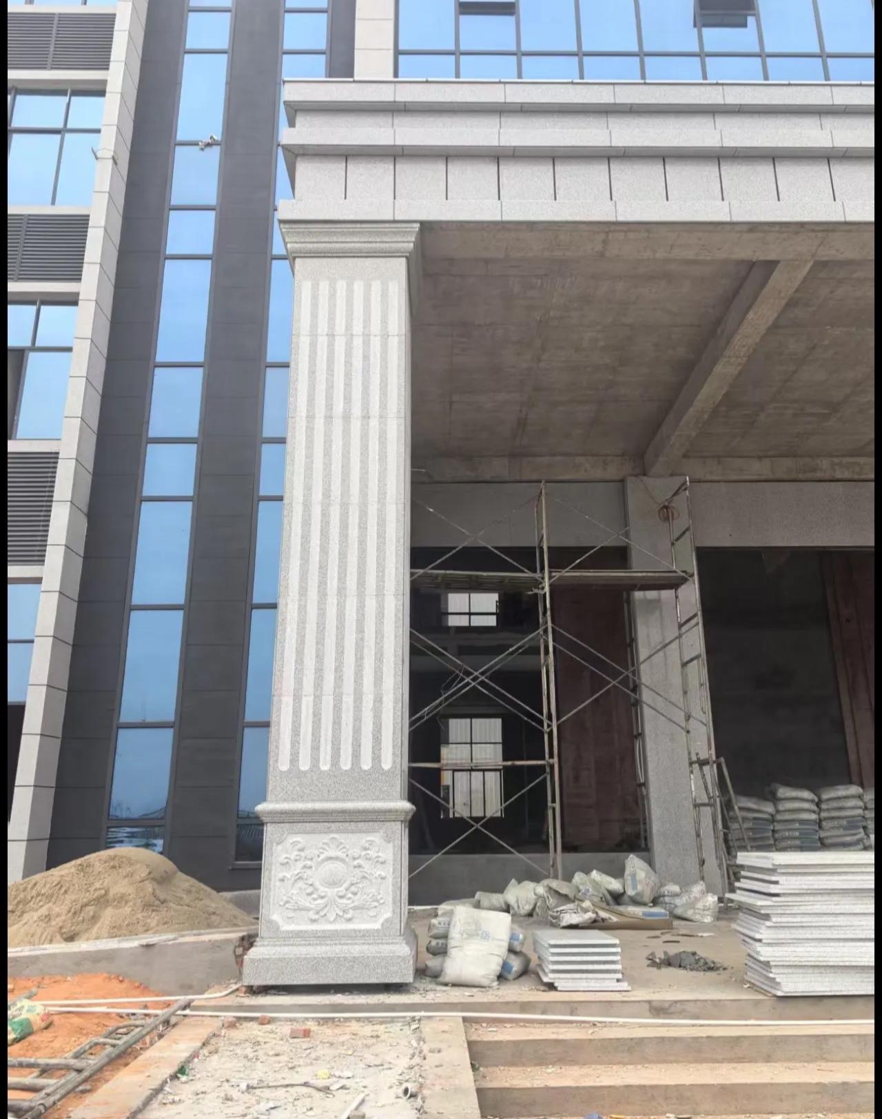 鹰潭 芝麻白光面花岗岩门楼大柱（罗马柱）配雕花底座