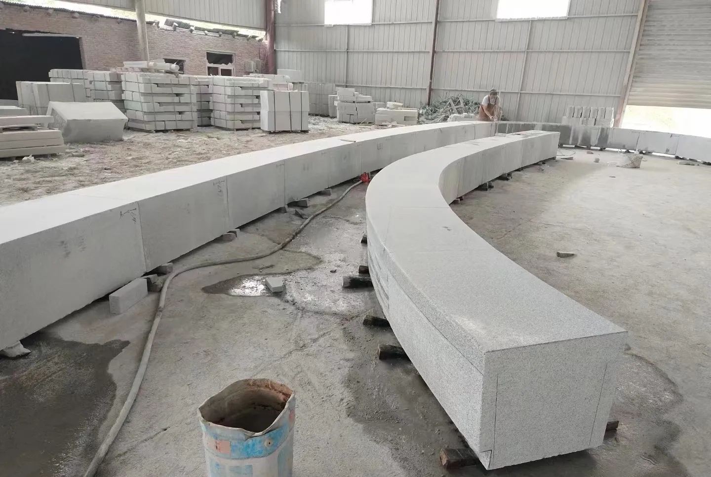 鹰潭芝麻白花岗岩石板材 园林光面弧形坐凳