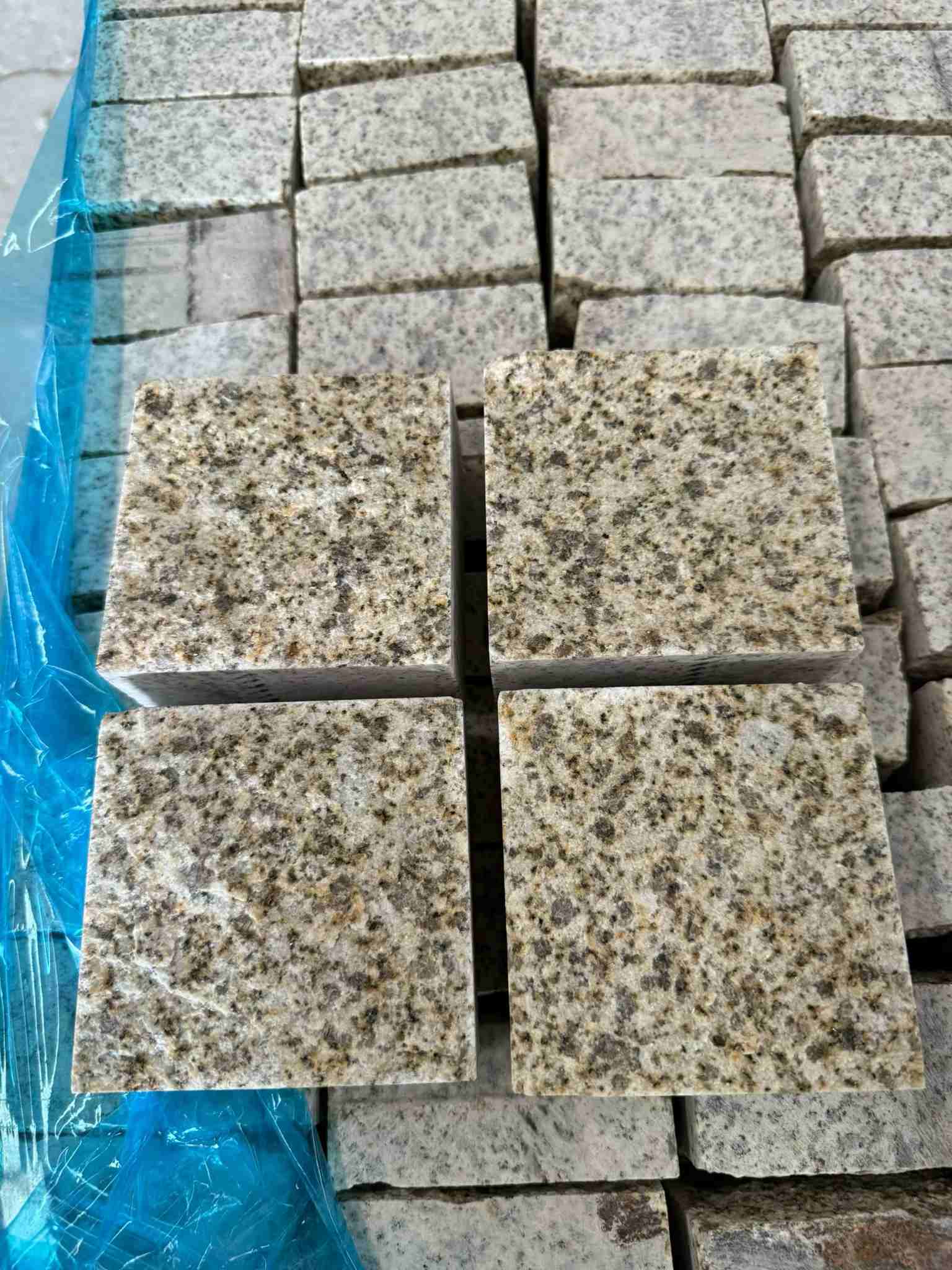 鹰潭 黄金麻花岗岩自然面小方块，弹石，马蹄石等