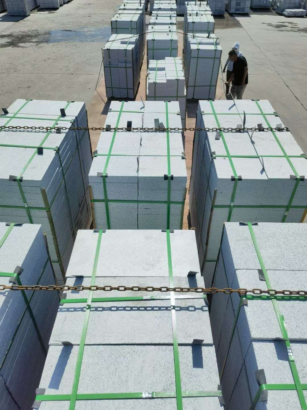 鹰潭 芝麻白花岗岩5公分地铺石 花岗岩厂家工厂装车日常