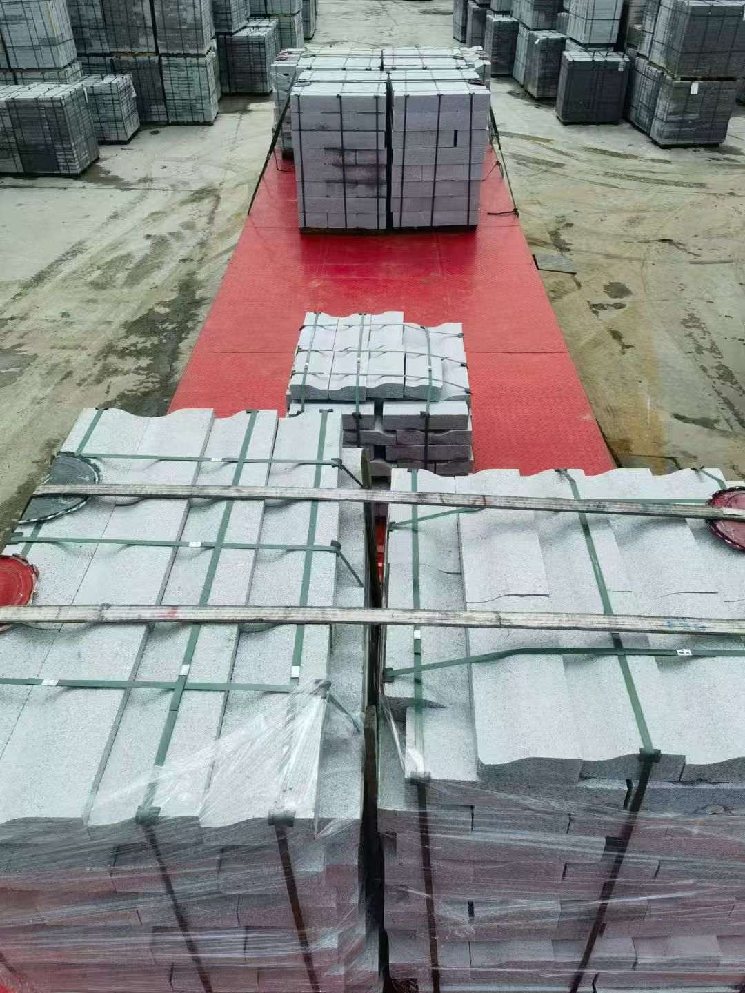 鹰潭 芝麻白仿形加直形路沿石出货日常