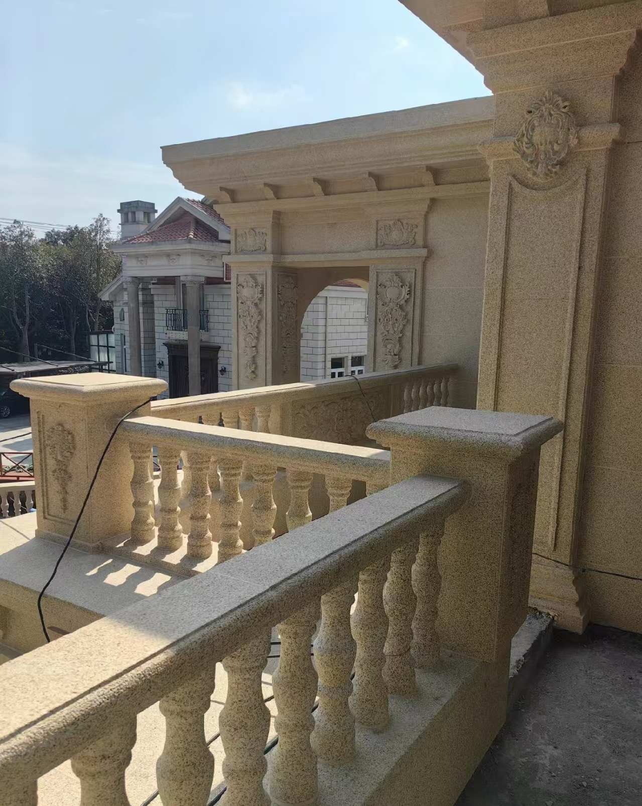 鹰潭 黄金麻别墅外墙干挂雕花配合阳台栏杆花瓶柱