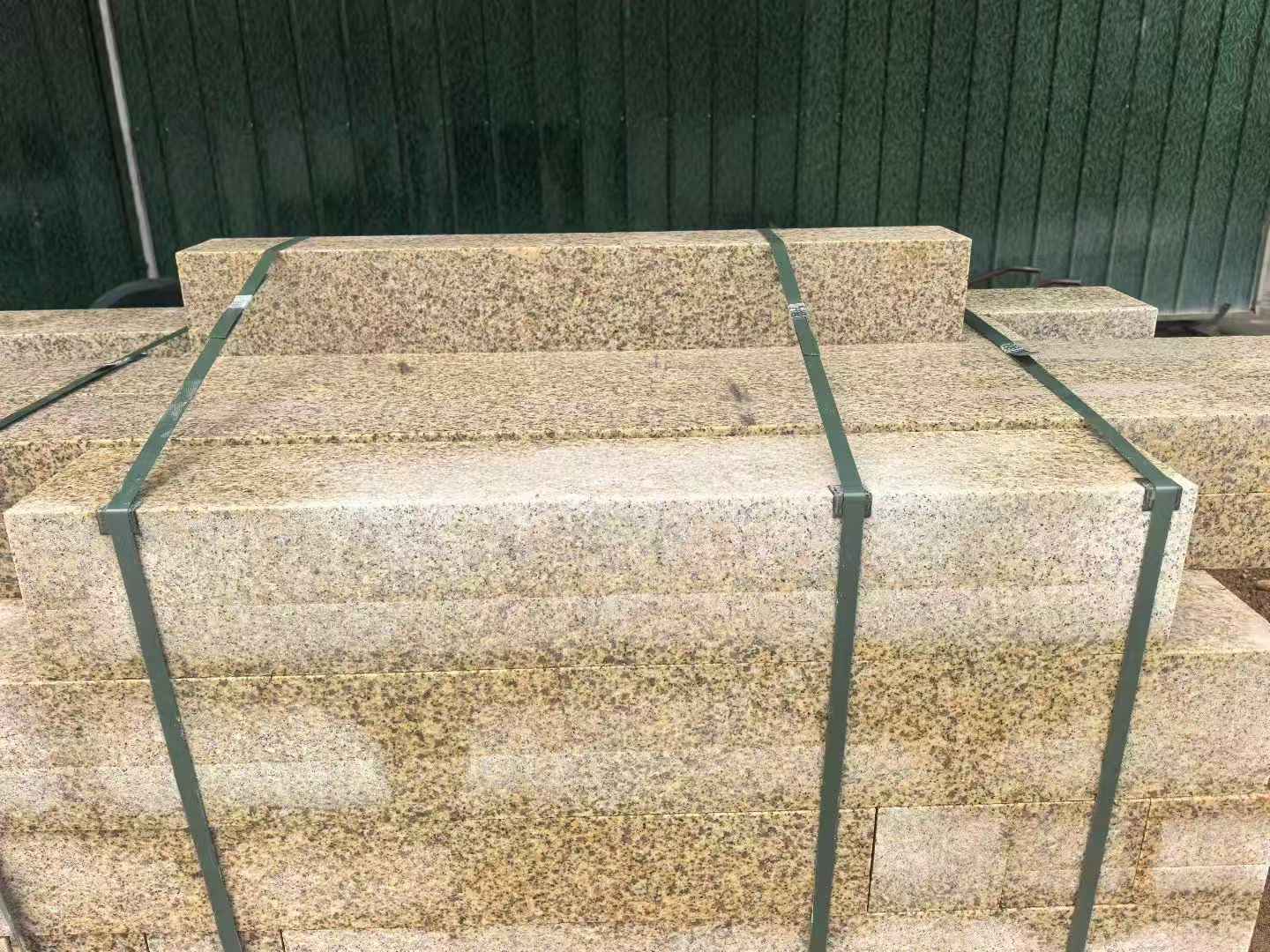 鹰潭 黄金麻花岗岩石材机切面栏杆料半成品