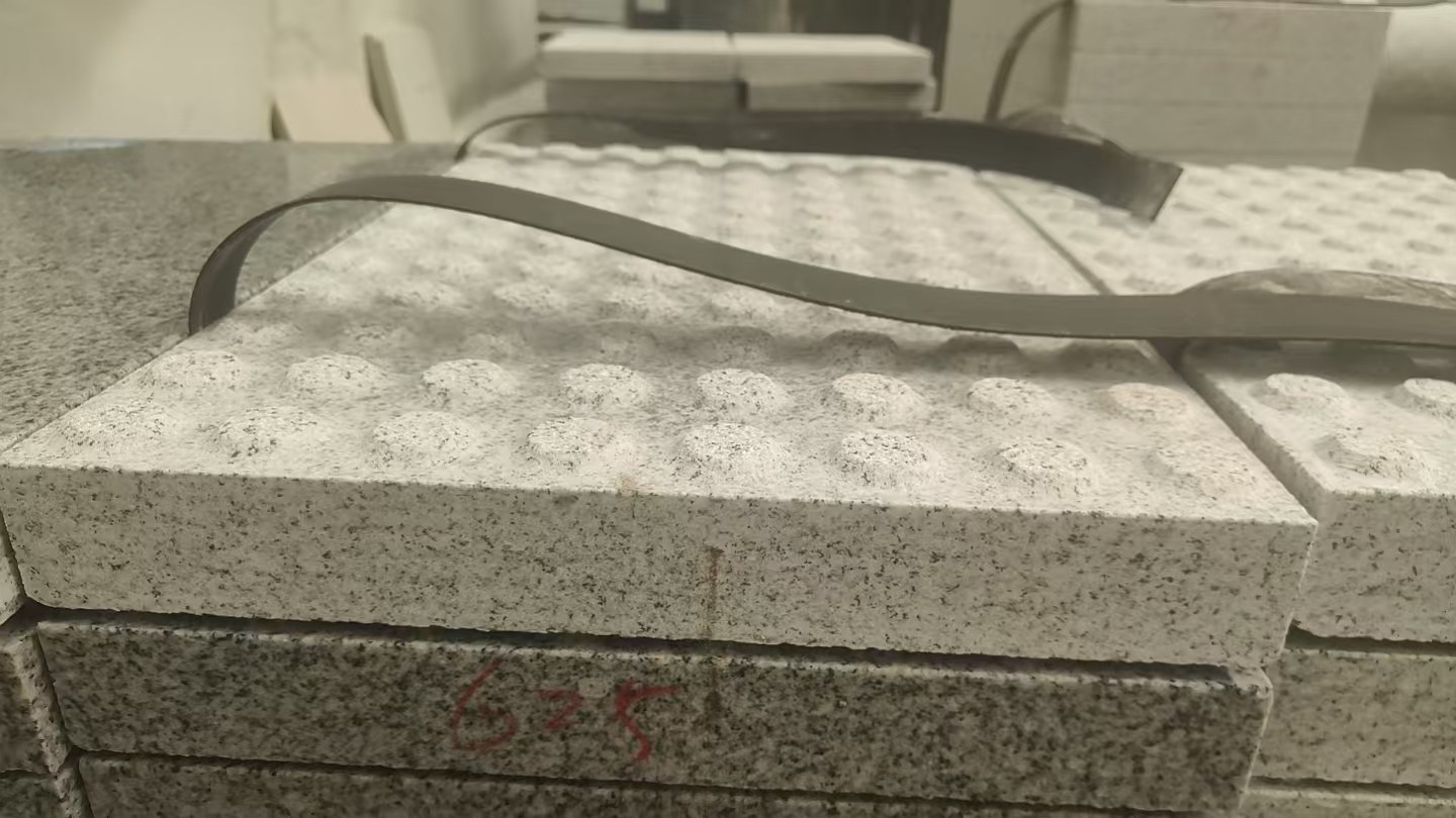 鹰潭 芝麻白花岗岩6.0公分荔枝面五轴加工雕刻盲点