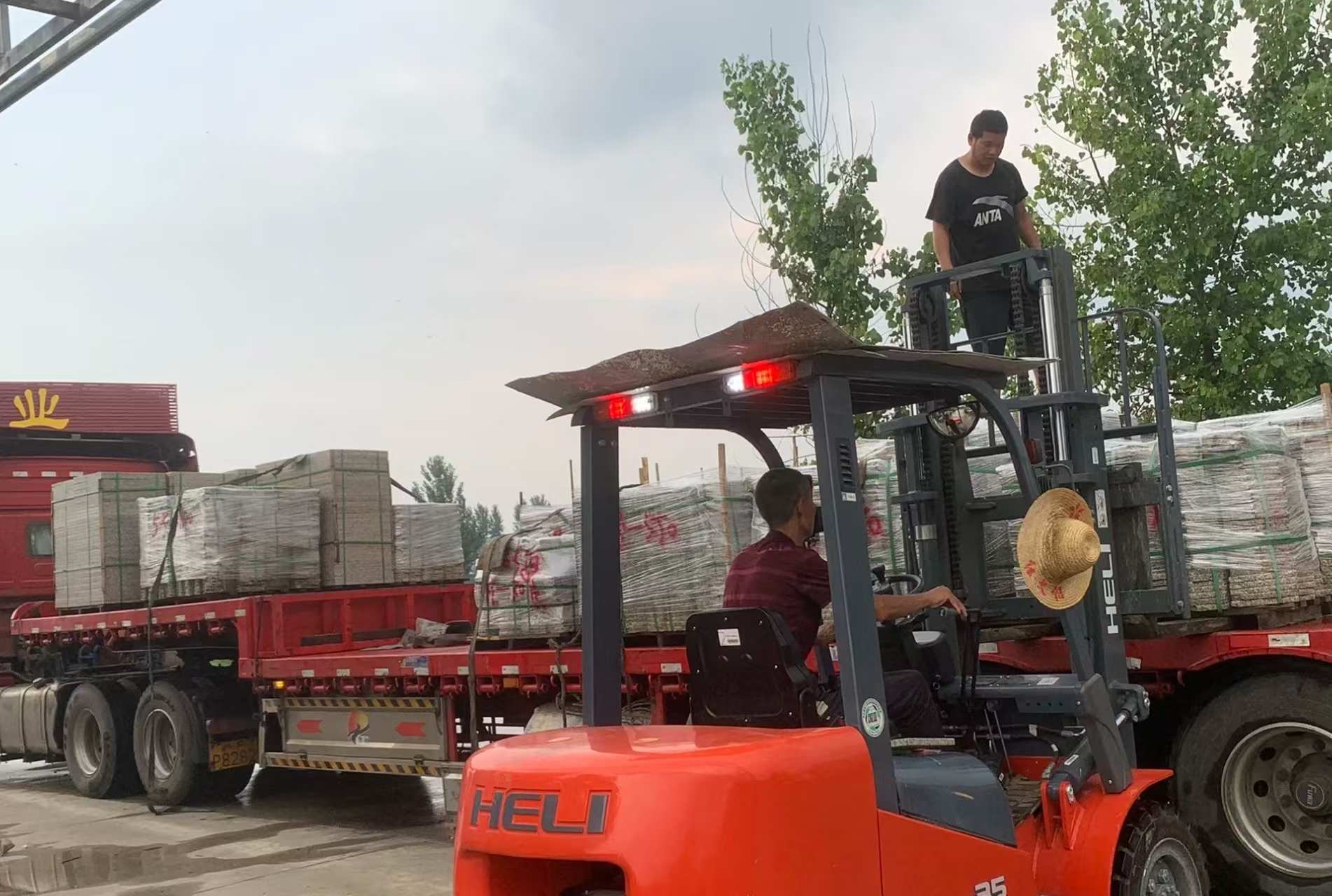 鹰潭 黄金麻冰裂纹，地铺石装车