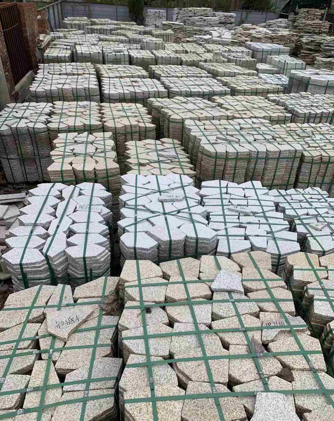 鹰潭 黄金麻白麻花岗岩荔枝面地铺石(冰裂纹)