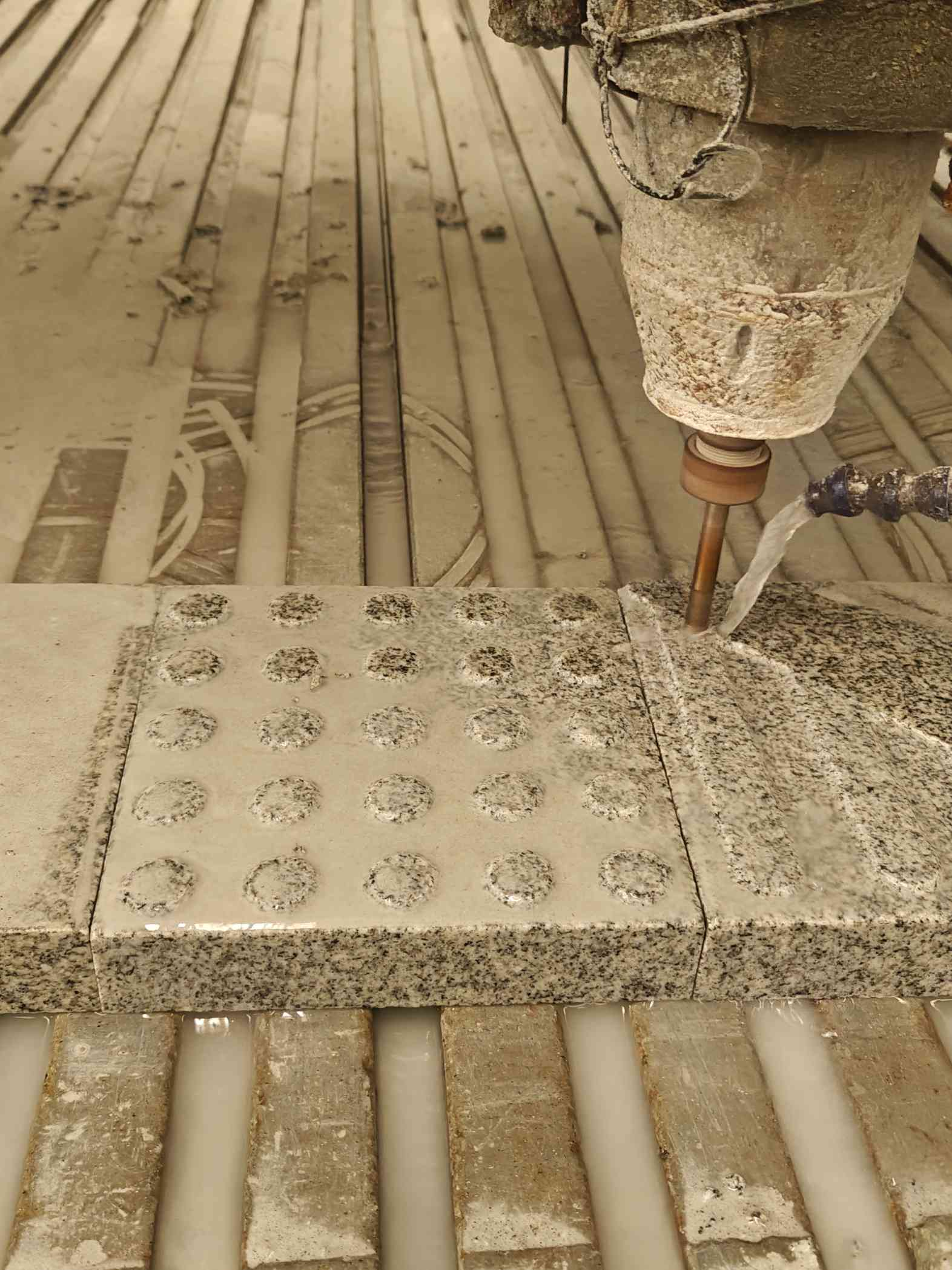 鹰潭 芝麻白花岗岩石材盲人石、盲道石、盲点石