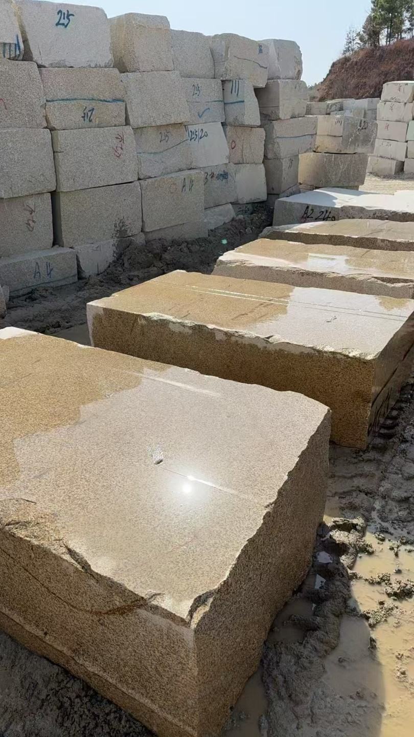 鹰潭 黄金麻方料堆场洗料分选中，原材料充足