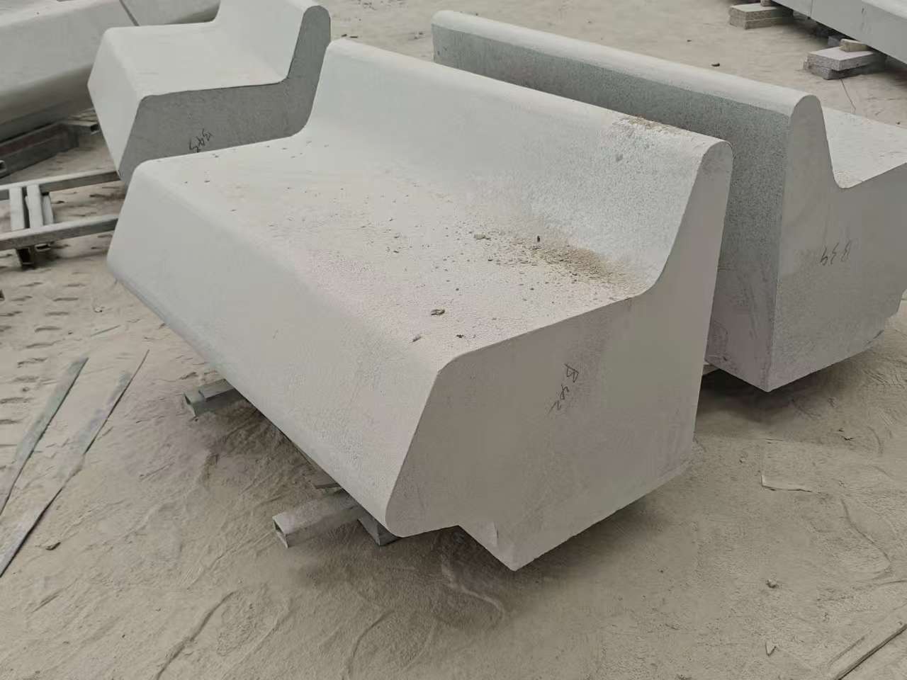 鹰潭 芝麻白花岗岩异形坐凳，石凳