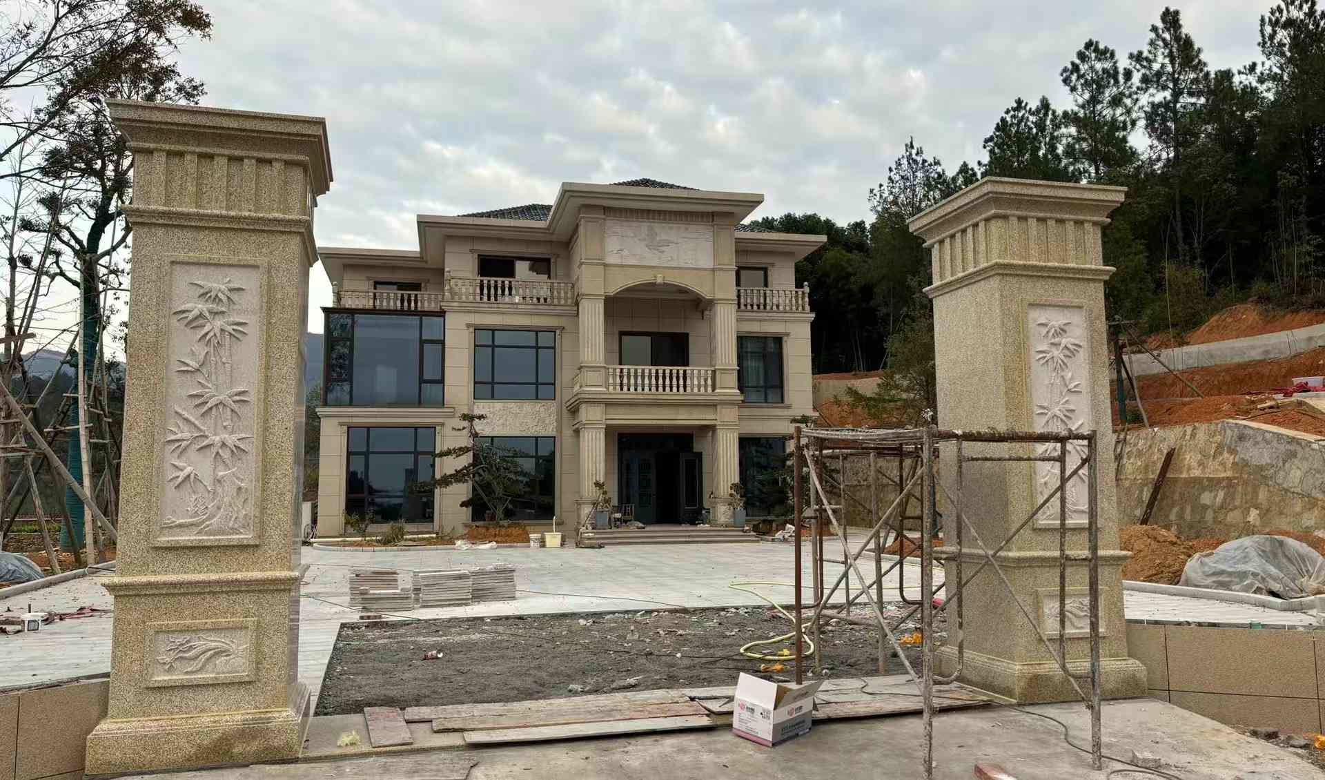 鹰潭 黄金麻花岗岩别墅雕花外墙干挂配上门口雕花罗马柱