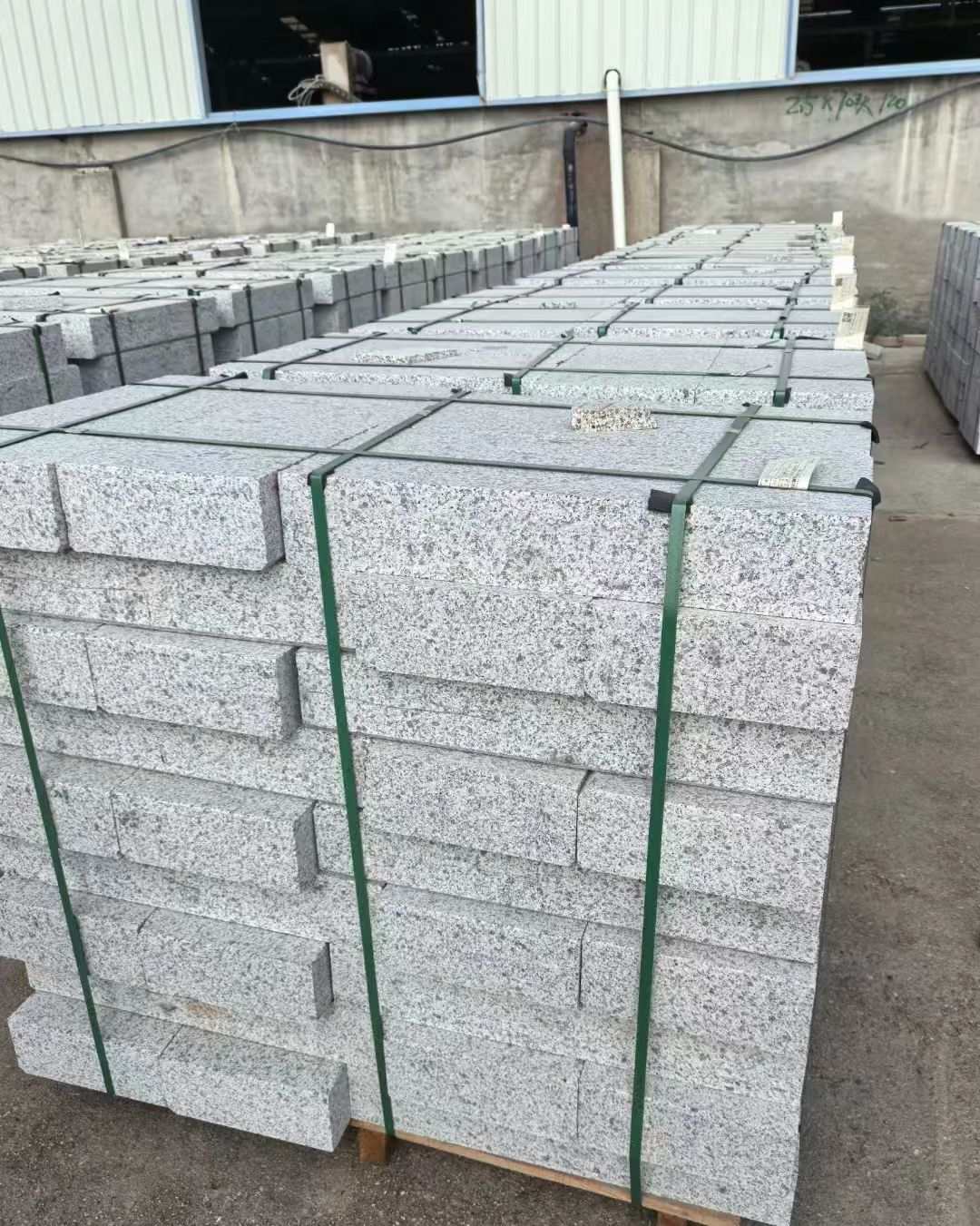 鹰潭 白麻花岗岩路沿石，弧形路沿石，道牙石，马路牙子，界石，路缘石，平沿石，直岩石，平缘石等